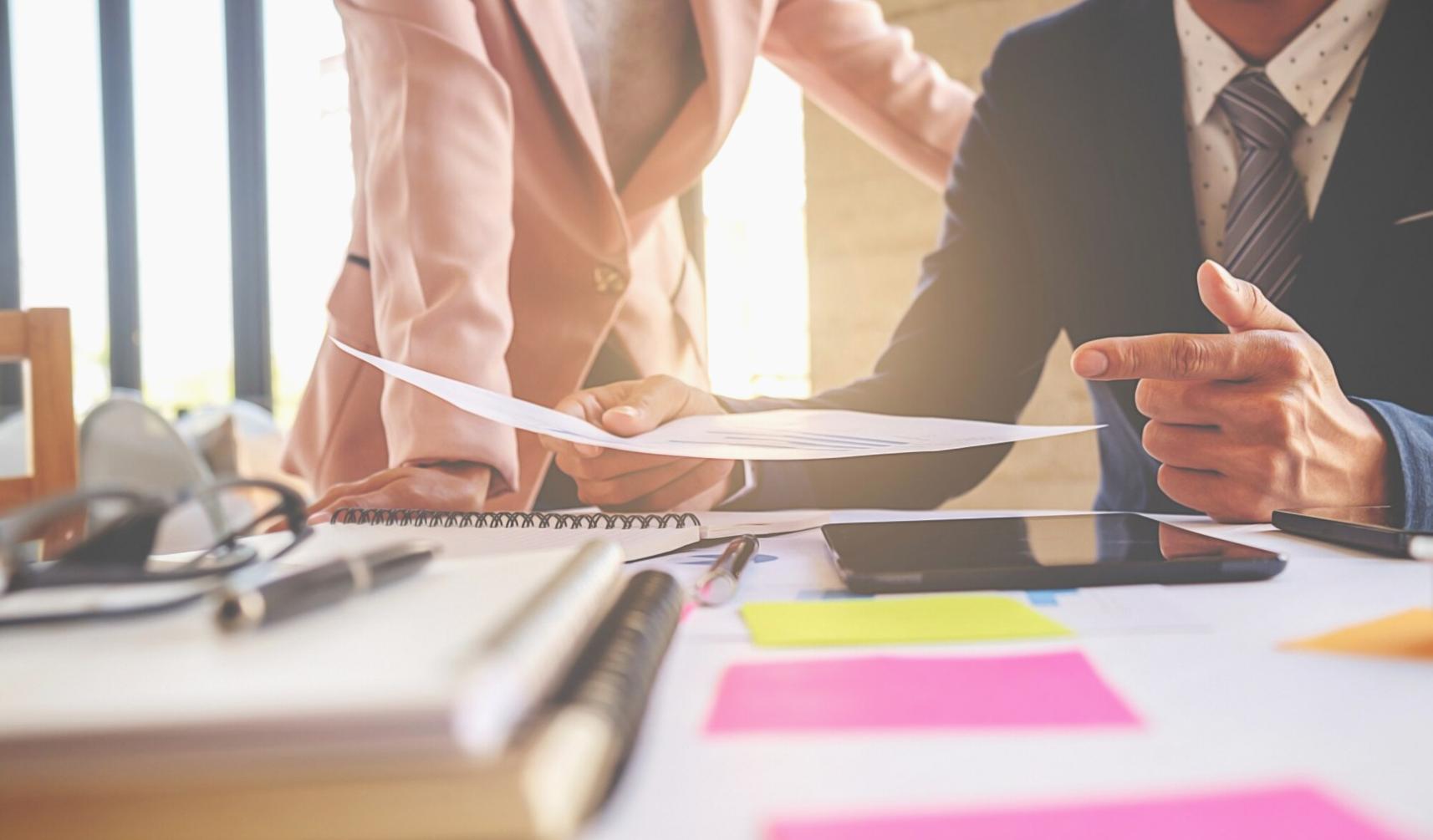 Équipe caraliveno travaillant sur des stratégies d'entreprise